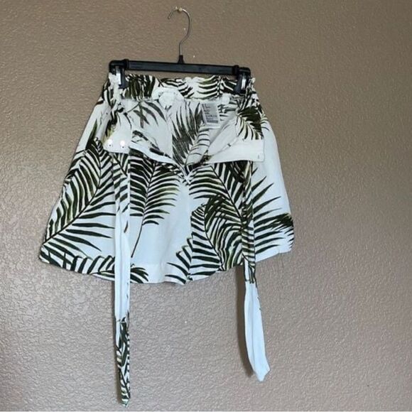 H&M palm leaf shorts size 2 - Picture 4 of 5